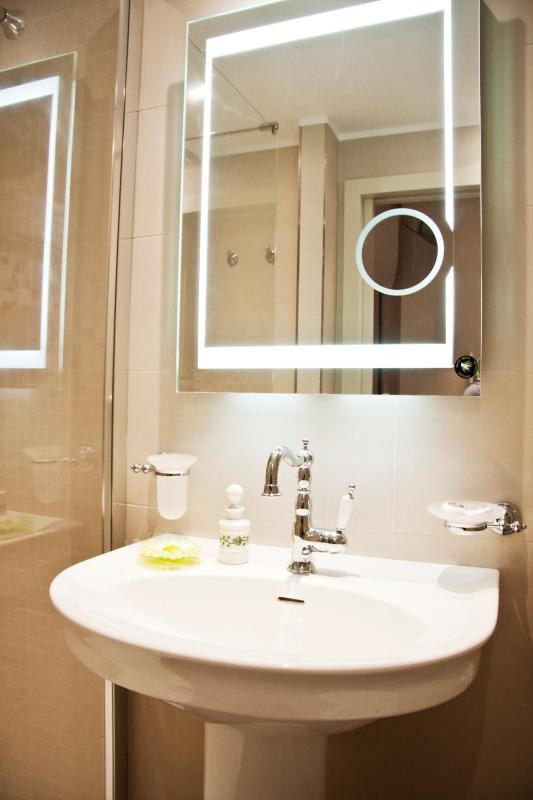 Suite - Split Level (4 Adults)  image 3