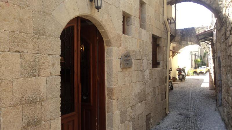 Camelot Traditional & Classic Hotel - image 2