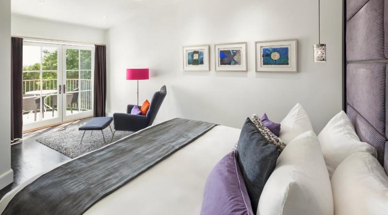 Deluxe Suite with Spa Bath image 4