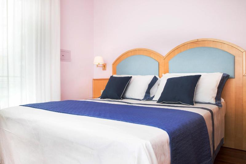 Classic Double Room image 3