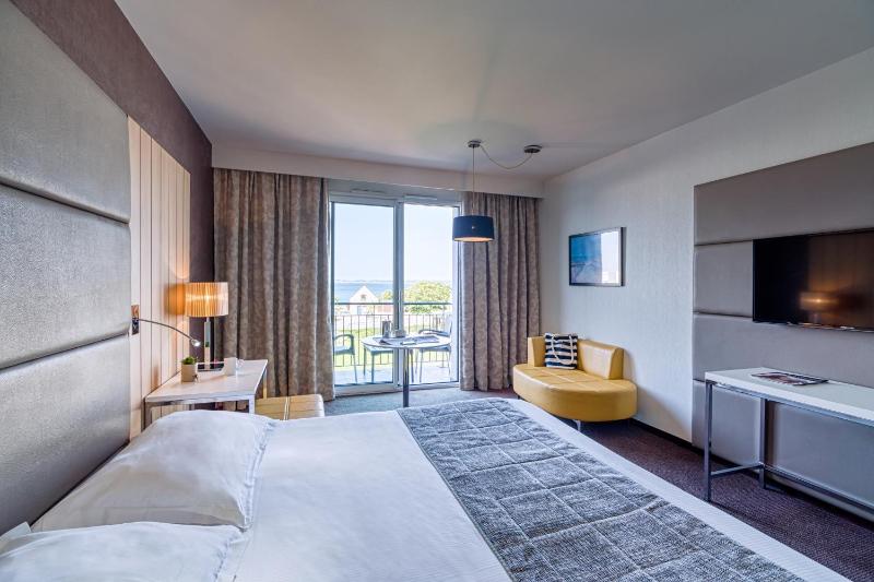 Superior Double or Twin Room with Lateral Sea View image 3
