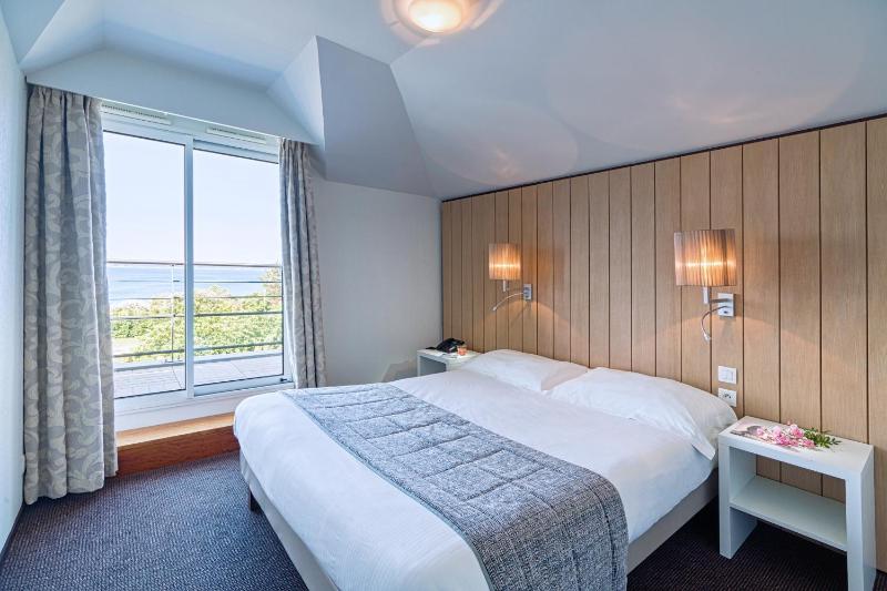 Superior Double or Twin Room with Lateral Sea View image 4