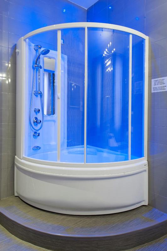 Deluxe Room with Hot Tub image 3