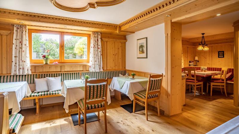 Classic Double Room with Mountain View and Balcony image 2