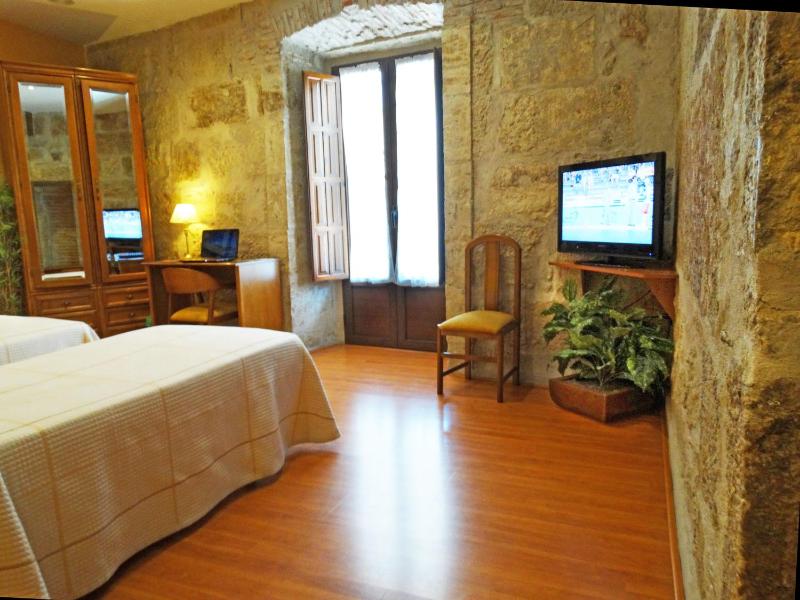 Superior Twin Room image 3