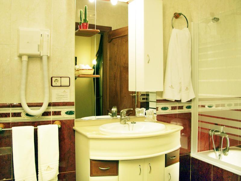 Twin Room image 2