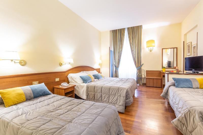 Classic Quadruple Room image 3