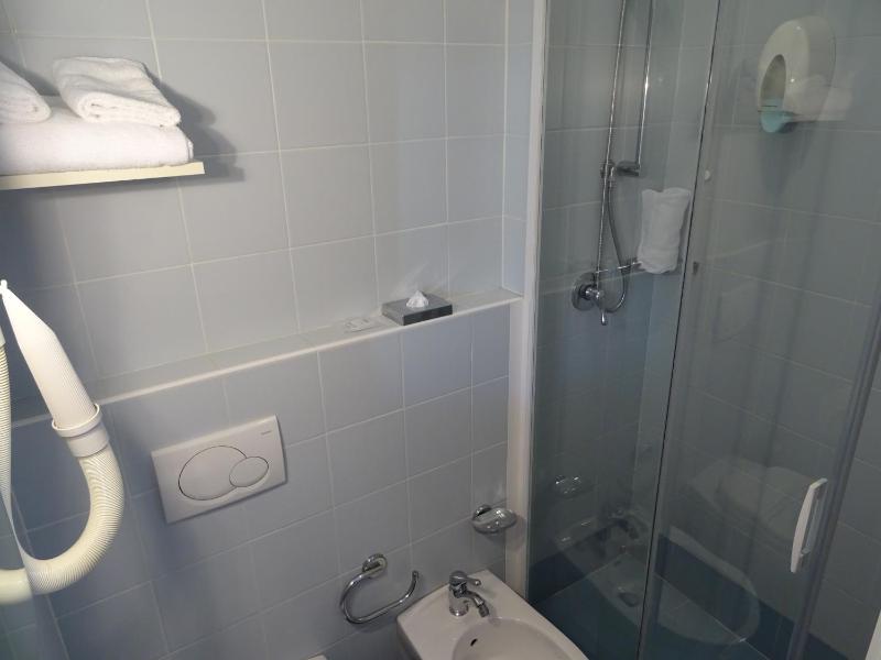 Single Room image 4