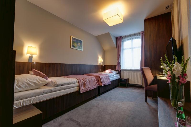 Twin Room image 3