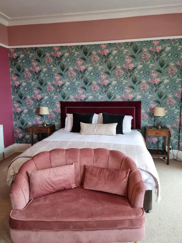 Deluxe King Room image 3