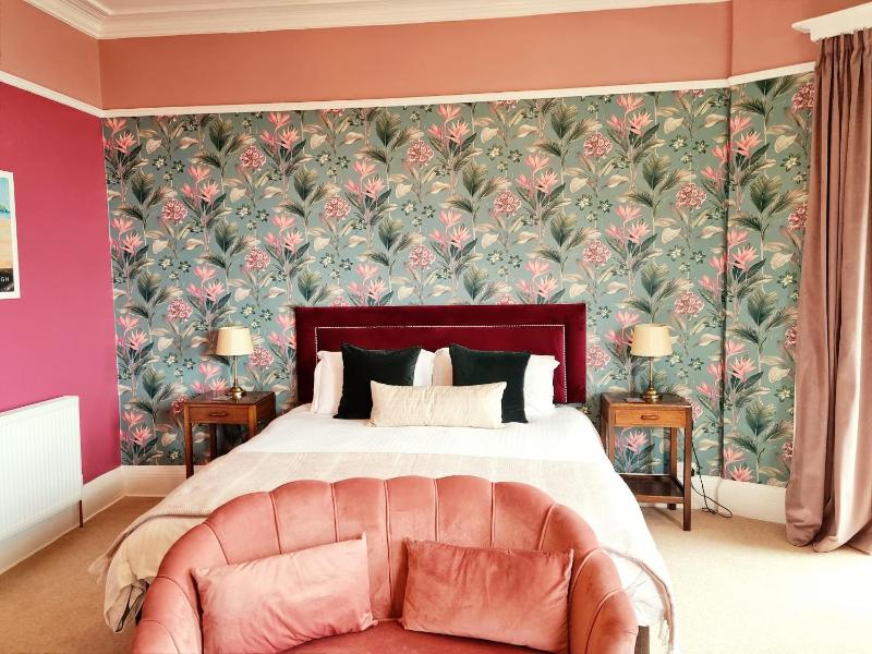 Deluxe King Room image 4