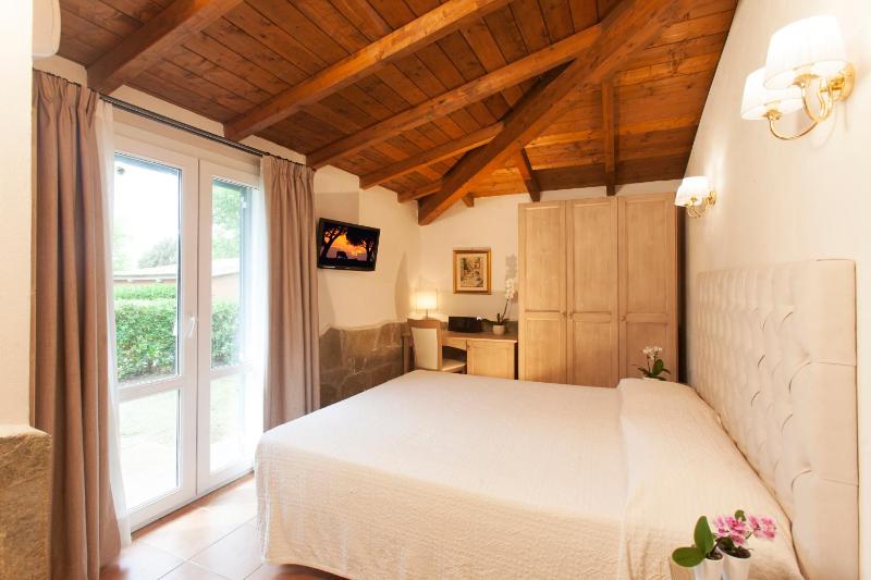 One-Bedroom Apartment with Sofa Bed image 1