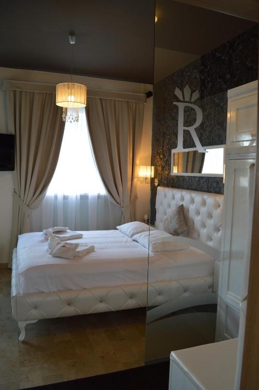King Suite with Spa Bath image 3