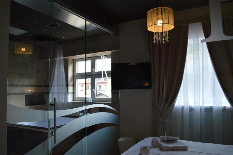 King Suite with Spa Bath image 2