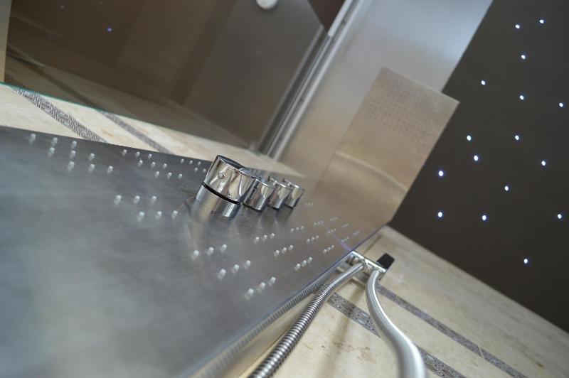 King Suite with Spa Bath image 4