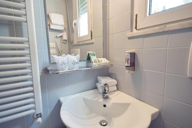 Economy Double Room with Garden View image 3