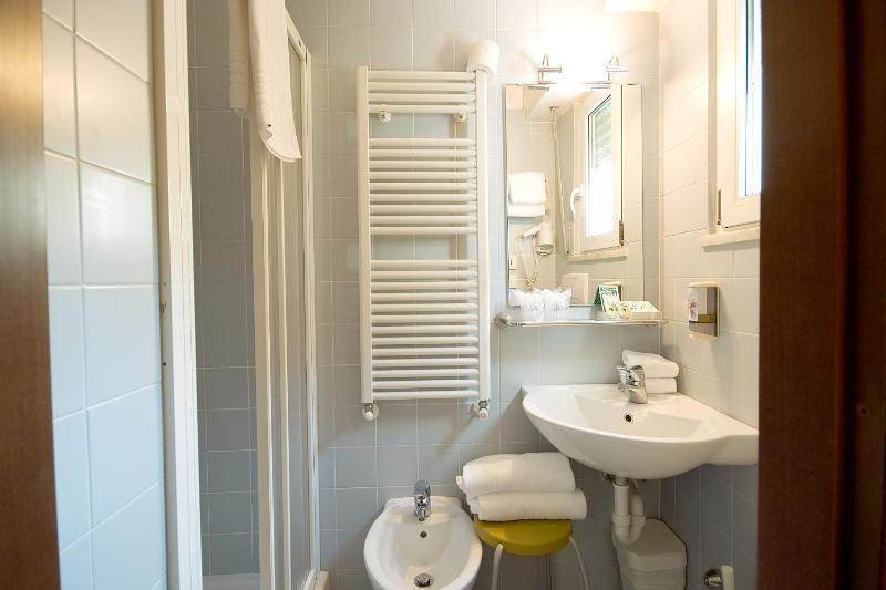 Economy Double Room with Garden View image 2