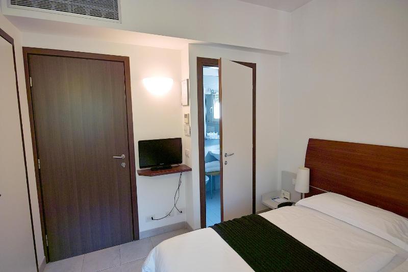 Economy Double Room with Garden View image 4