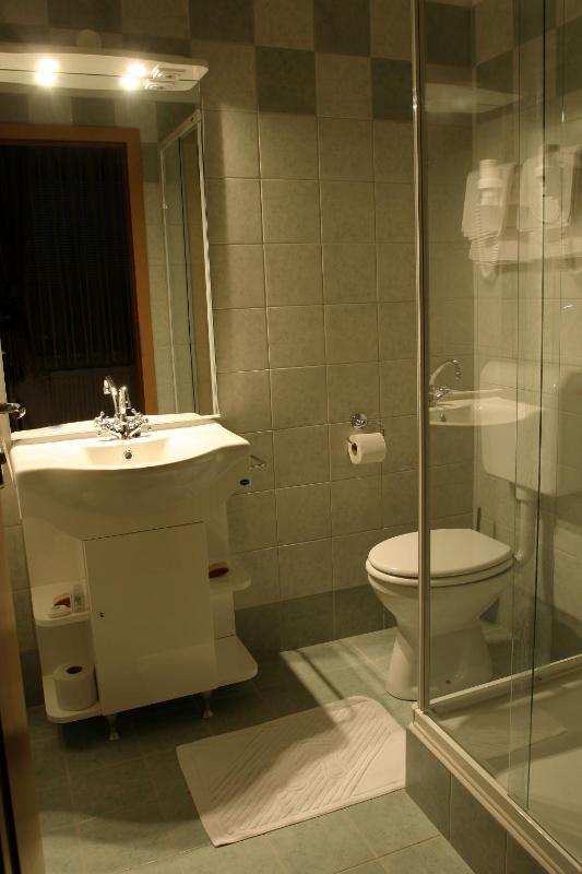 Classic Quadruple Room image 2