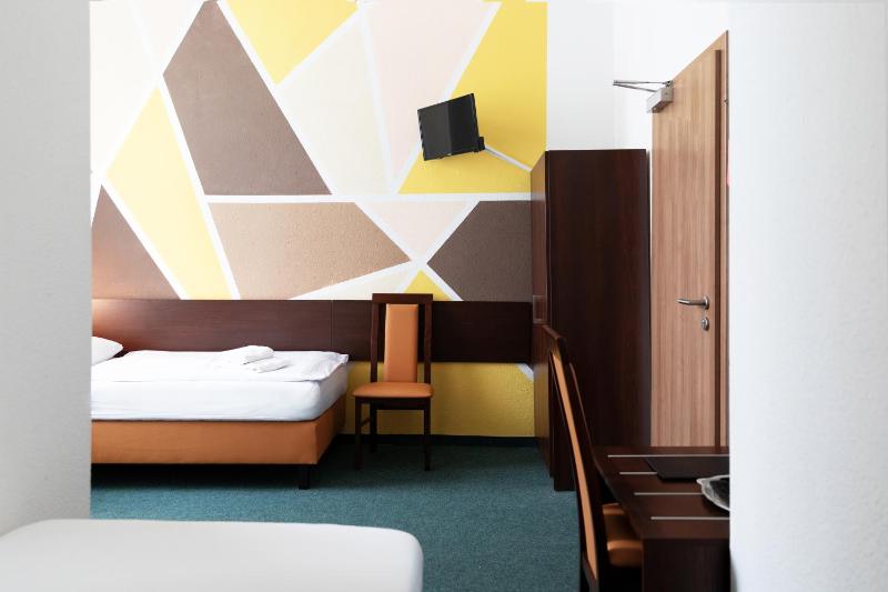 Standard Double Room image 3