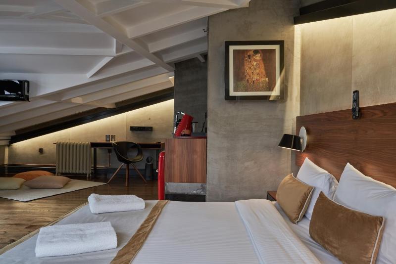 Roof Suite - Low Ceiling image 3