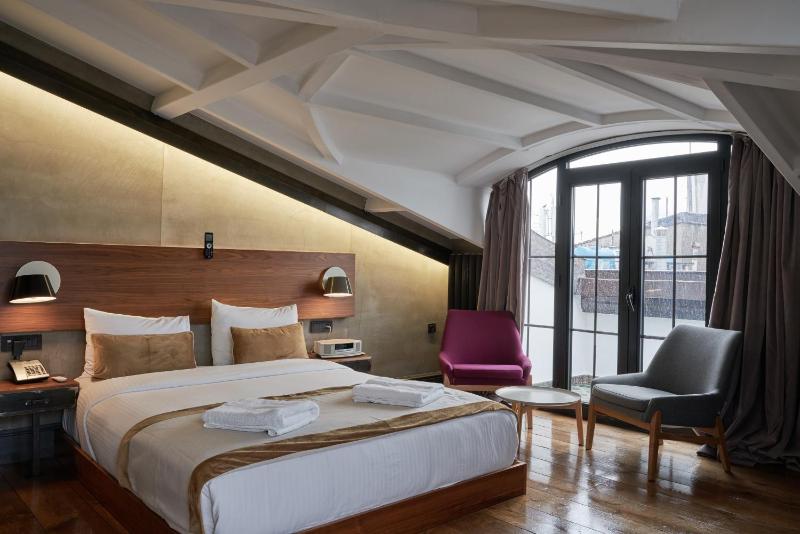 Roof Suite - Low Ceiling image 4