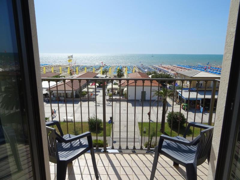 Triple Room with Balcony and Sea View image 4