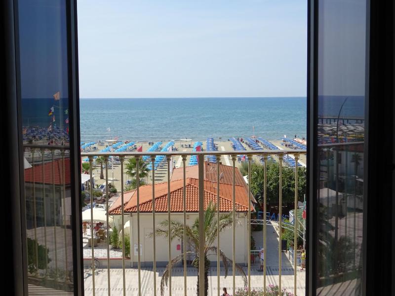 Single Room with Balcony and Sea View image 1