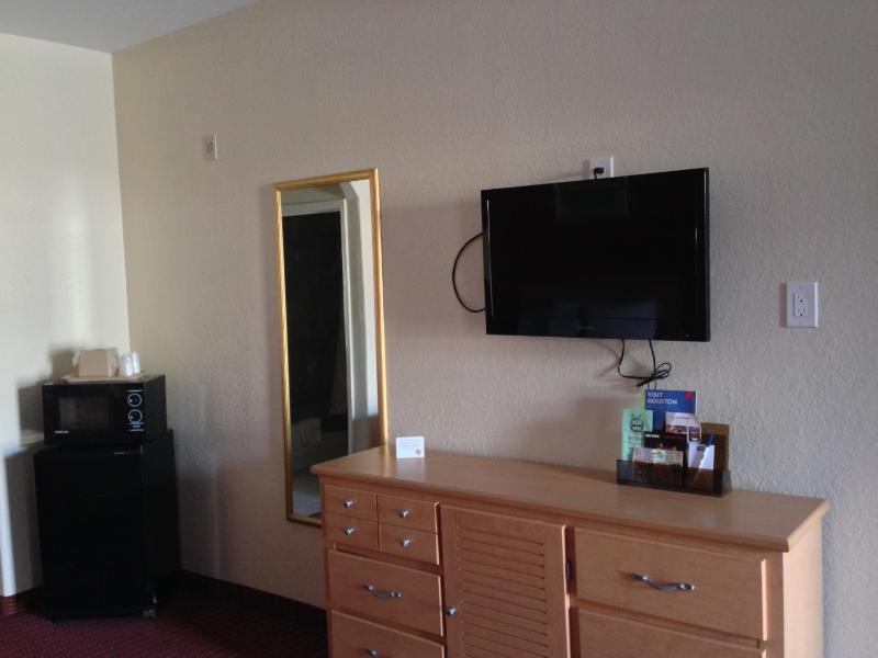 Queen Room with Two Queen Beds - Non-Smoking image 4