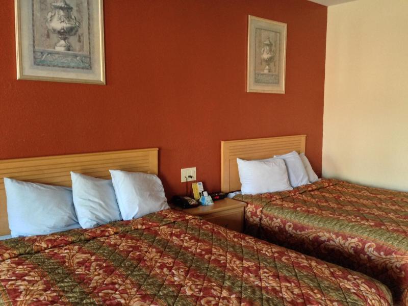 Queen Room with Two Queen Beds - Non-Smoking image 3
