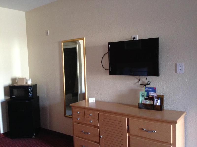 Queen Room with Two Queen Beds - Non-Smoking image 2