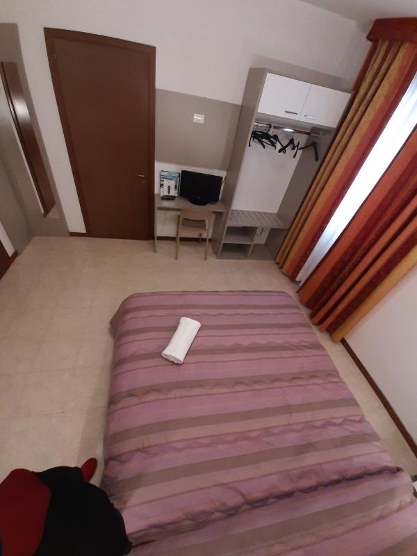 Standard Double Room image 3