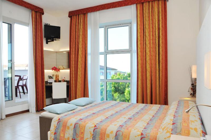 Comfort Family Room with Balcony (2 Adults + 2 Children) image 3