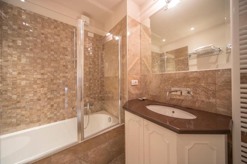Lady Capulet Apartments - image 2