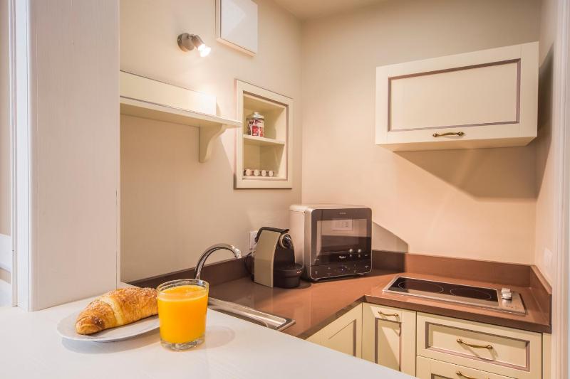 Lady Capulet Apartments - image 12