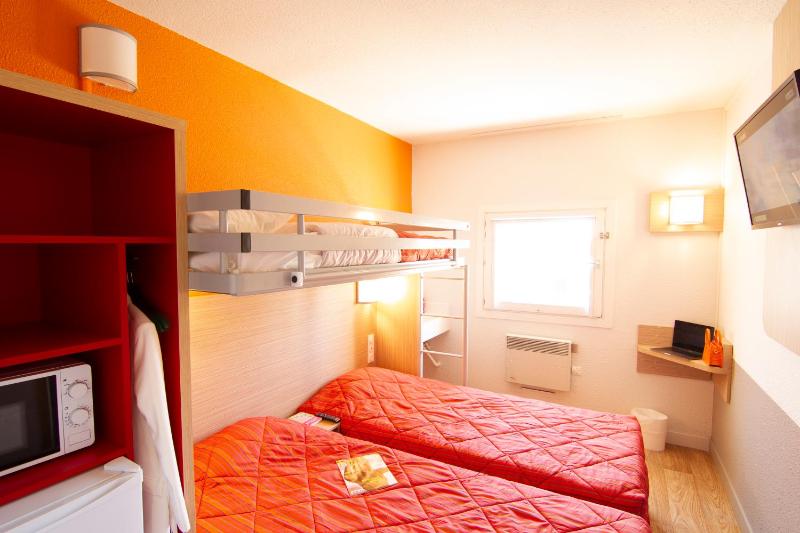Triple Room with One Double Bed and One Single Bed - Shared Bathroom and Toilet image 3