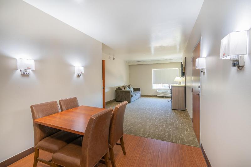 Accessible King Suite with Sofa Bed - Non Smoking