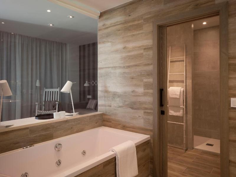Junior Suite with Sea View image 2