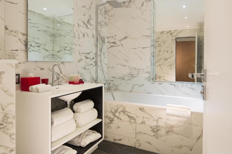 Deluxe Double or Twin Room image 2