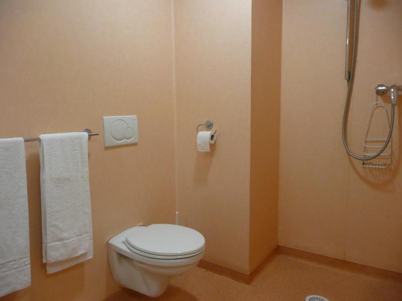 Twin Room image 3