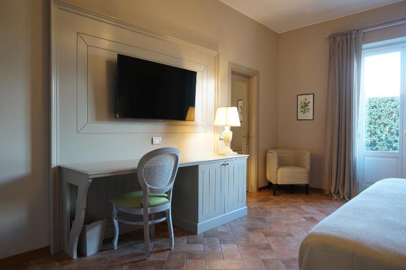 Classic Double Room image 3