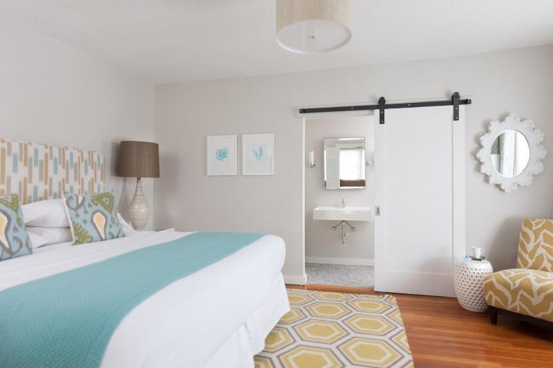 Deluxe King Room image 2