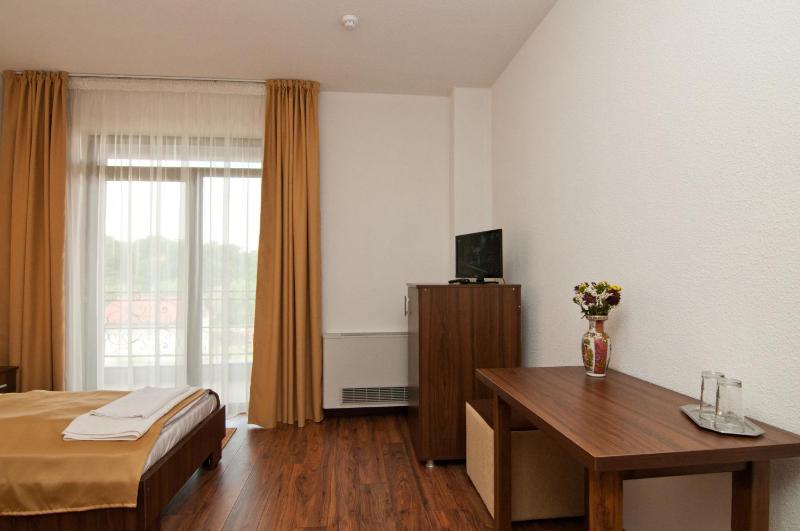 Twin Room image 3