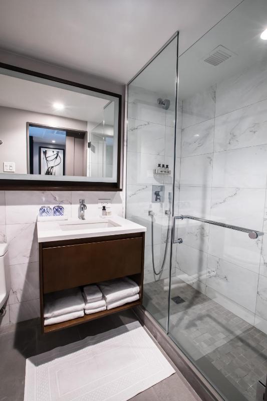 One Bedroom Suite with Two Queen Beds and Parlor with Sitting Area image 4