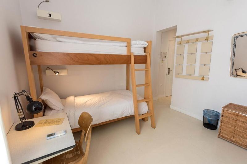 Single Bed in 4-Bed Mixed Dormitory Room image 4