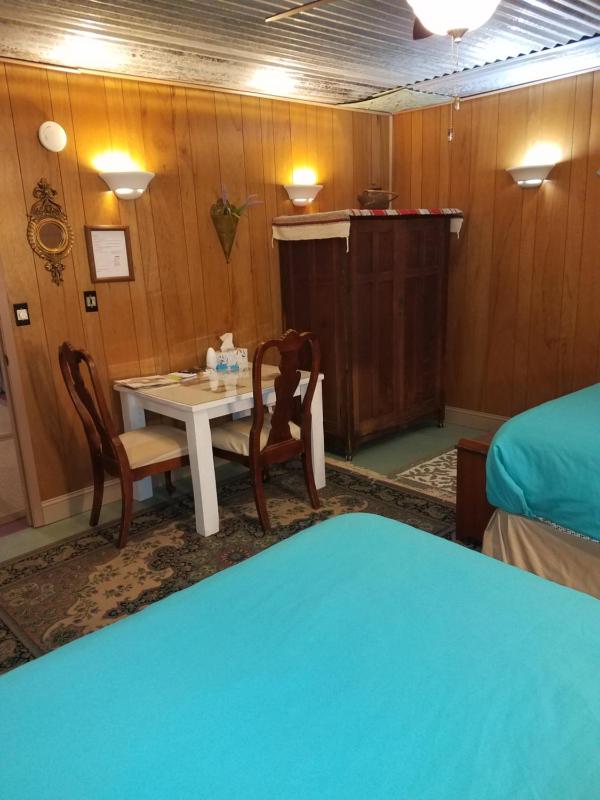 Basic Triple Room with Shared Bathroom image 3