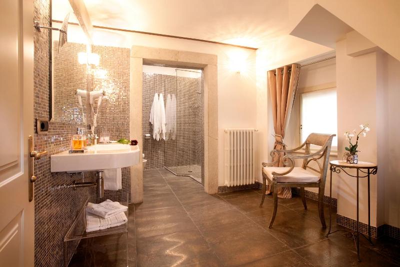 Deluxe Double Room image 3