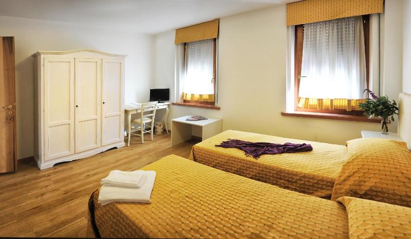 Twin Room image 3