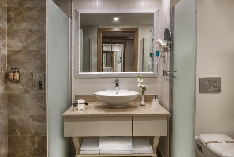 Standard Double or Twin Room with Side Sea View image 2