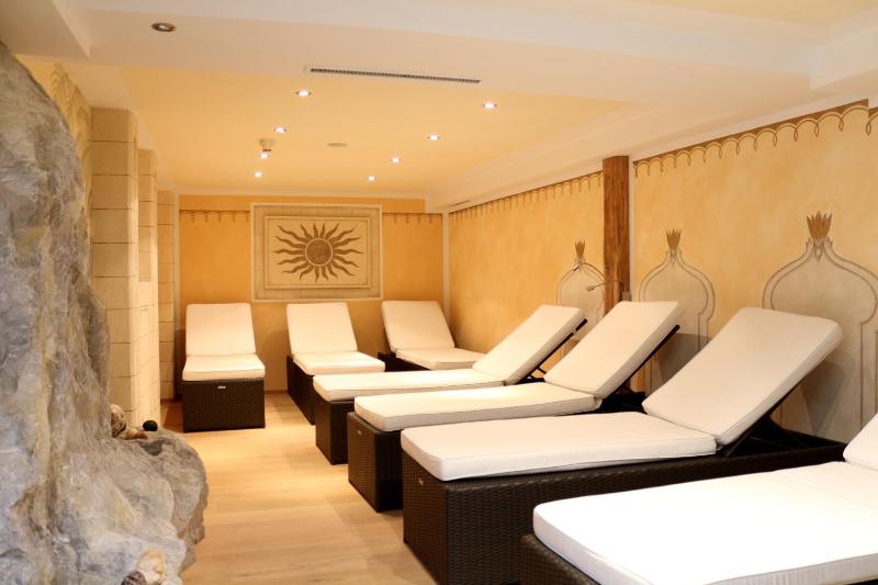 Double Room with Shared Bathroom image 2
